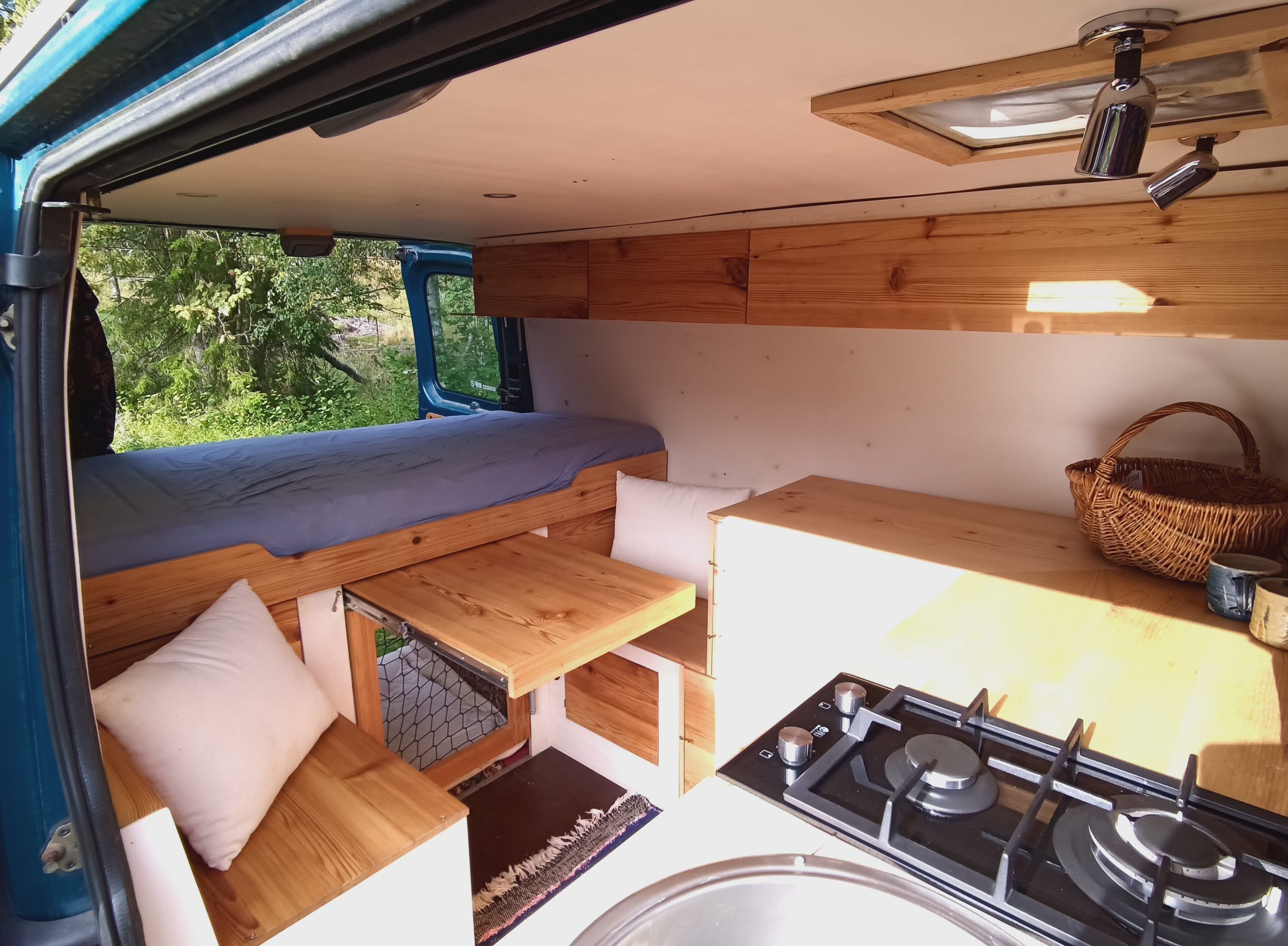 Vollholz-Fronten und weiß machen diesen Camper-Ausbau so gemütlich