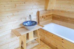 Tiny House Badezimmer - Badewanne und Waschtisch