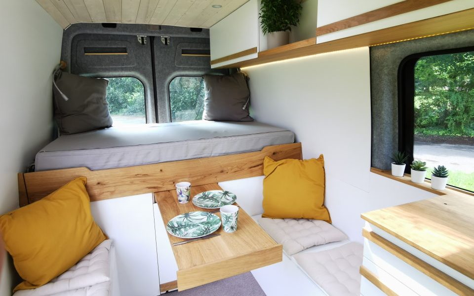 Camper-Ausbau mit Ausziehbett tagsüber - Bett eingeschoben, Platz für Sitzbank und Esstisch.