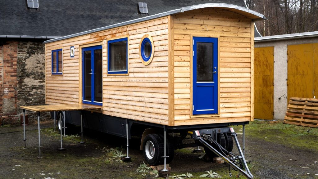 Tiny House kaufen - hier ein Minihaus auf Rädern, also von einem Anhänger gezogen