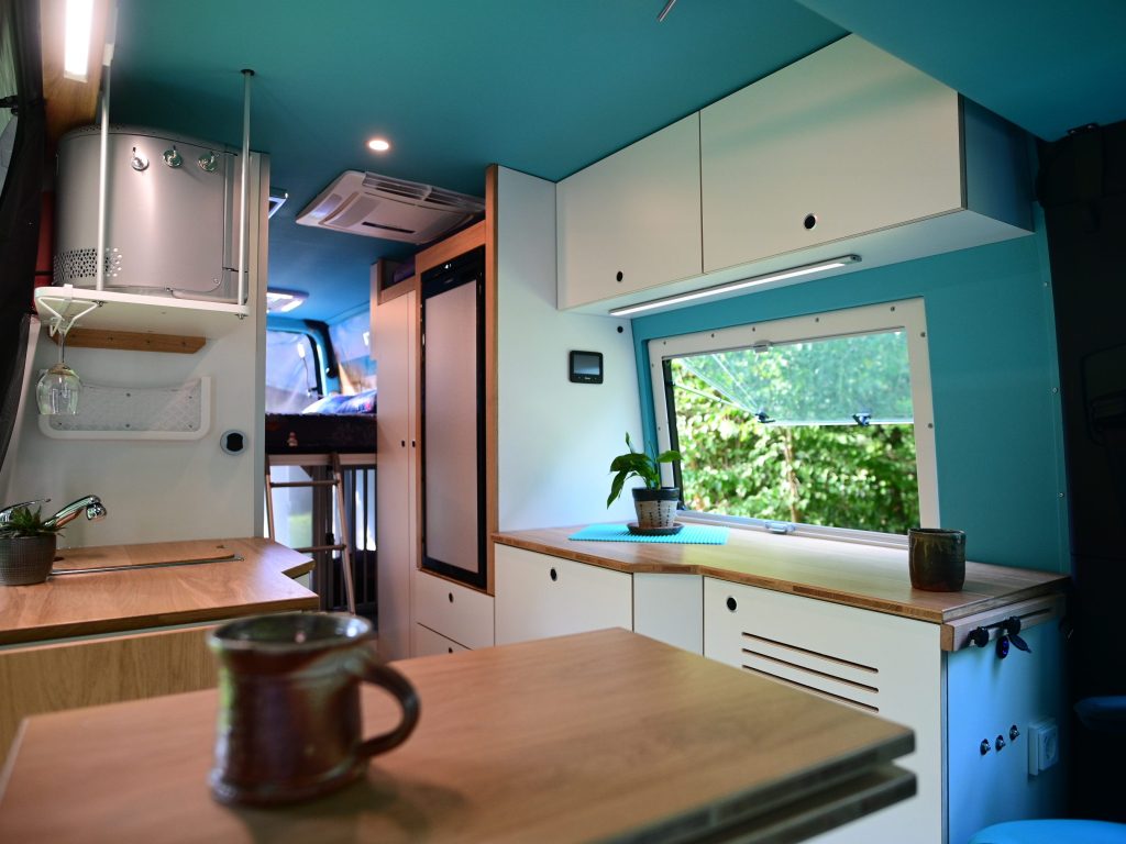 Blick in einen gemütlich wirkenden Camper. 